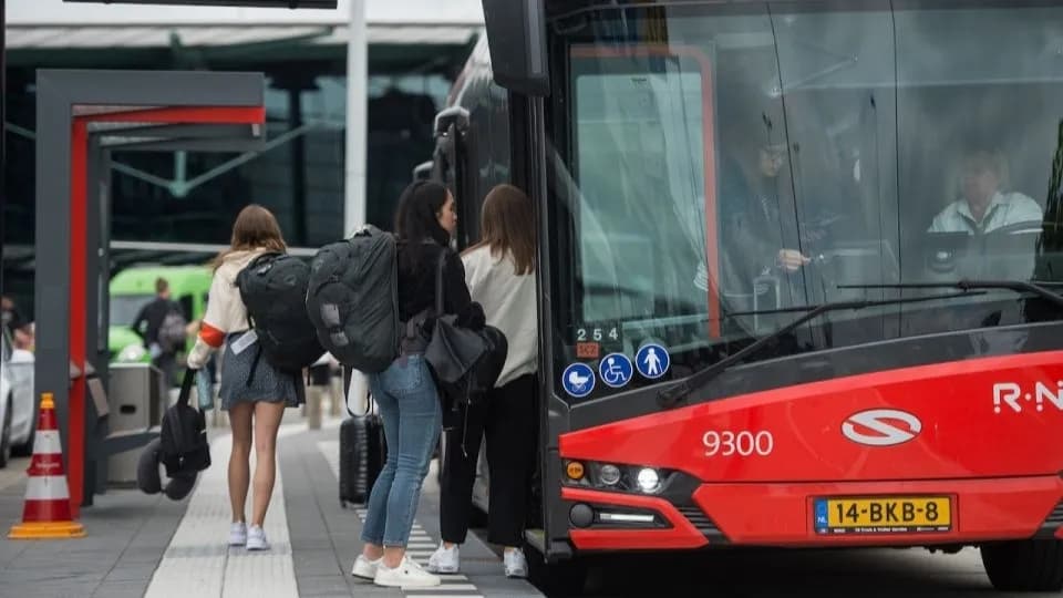 London Gatwick Airport Transfer - Image 1